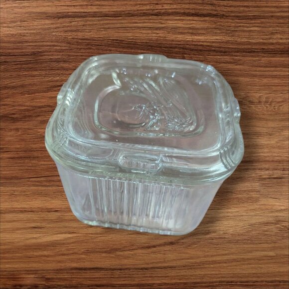 Federal Glass Vintage Clear Ribbed Refrigerator Dish With Apple Design Lid 4" - Picture 1 of 9